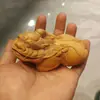 Adorno de Pixiu de Moneda de Cobre de Madera de Ciprés, Pieza de Mano de Pixiu de Bestia Auspiciosa Tallada en Madera Maciza para Atraer Riqueza y Tesoro, Portátil para que los Hombres Jueguen con