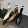 Outono 2024 Nova Moda Couro Macio Zíper nas Costas Decote Profundo Bico Fino Salto Fino Emagrecedor Estilo Celebridade da Internet Botas de Cano Curto Femininas Martin