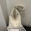 2025 Nueva Bolsa de Motocicleta con Remaches Bolso de Hombro para Viajes Diarios Bolso Debajo del Brazo Moda Retro Gran Capacidad Bolso Debajo del Brazo Bolso de Mano