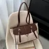 Bolso versátil vintage estilo británico para mujer, perfecto para otoño, con un diseño minimalista, adecuado para el trabajo y que irradia un ambiente sofisticado y elegante.