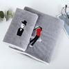 Toalla de Baño de Coral Fleece con Figuras Bordadas, Extra Absorbente, Regalo de Boda para Pareja del Hogar, Toalla de Bienestar