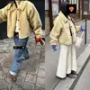 Ahora el Nuevo Modelo de Invierno 2025 del Diseñador Coreano Et*Os es un Abrigo de Piel Sintética Cálido, de Corte Holgado y Ecológico con Cuello Revers