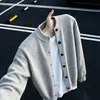 Suéter cárdigan gris oscuro de ajuste limpio para hombre, otoño, perezoso, tejido de alta gama, chaqueta retro americana para pareja