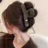 Presilha de cabelo estilo vintage que não danifica os fios, na cor café com toque de luxo, presilha de tubarão de pelúcia, acessório de cabelo fofo e doce para penteados presos.