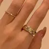 Anillo ancho de rombos incrustados de diamantes usado para mujer estilo ins de fragancia pequeña temperamento de lujo ligero anillo de apilamiento de diamantes completos para el dedo índice