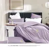 Conjunto de Quatro Peças Bordado Liso de Luxo Leve, Capa de Edredom de Tecido com Textura Delicada, Conjunto de Roupa de Cama para Casa para Pousadas e Hotéis