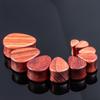 Expansor de oreja de palo de rosa rojo grande con textura natural en forma de gota de agua con fragancia joyería para perforación de expansión de agujero de oreja