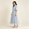 Estilo transfronterizo, vestido largo con cuello de volantes y bordado de encaje, con mangas abullonadas, cintura de amarre y falda fluida.. Elegante vestido de mujer, suministro directo desde la fuente