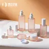 Set de cuidado de la piel en botella plana estilo INS con polvo esmerilado, set hidratante, botella de vidrio con tapa blanca simple, botella dispensadora de cosméticos, OEM