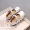 Zapatos Mary Jane Plateados de una Sola Hebilla para Niñas Zapatos de Cuero para Niños Nuevo Estilo Primavera y Otoño 2026 Zapatos de Princesa con Lazo de Perlas para Niñas Modernos