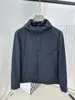 Corte tridimensional com forro de fleece! Esta jaqueta softshell à prova de vento e resistente à água com gola alta é perfeita para atividades ao ar livre e uso casual no outono e inverno.