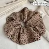 Scrunchie vintage francês de base marrom com padrão floral azul e bordas franzidas, elástico de cabelo espessado e suave, estilo feminino
