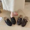Nova coleção outono/inverno 2026: Mules slip-on de bico redondo, estilo retrô e old-money, perfeitas para uso casual.