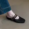Versión de cuero suave~Zapatos cerrados versátiles de tejido hueco negro para mujer con correa metálica y mules de punta cuadrada