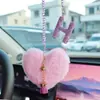 Coração de Pelúcia com Alfabeto Argila Acessórios para Interior de Carro Pingente para Mulheres, Ornamento de Pendurar Espelho Retrovisor de Carro com Strass