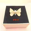 Broche Borboleta Novo 2025 Broche de Alfinete Pintura a Óleo Pérola de Alto Padrão Versátil para Suéter Jaqueta Terno Fivela de Roupa Pin Venda por Atacado