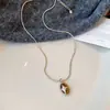 Colar de Pedra Olho de Tigre Melard: Uma peça luxuosa e sofisticada, perfeita para usar em camadas com suéteres no outono e inverno.. Um acessório versátil e moderno, disponível para atacado