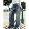Calça Jeans Reta com Rebites Quadrados Estilo Retro Americano, Design Único High-Street, Calça Reta de Comprimento Total com Efeito Desgastado e Bigodes