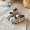 Sapatos de couro femininos estilo coreano 2026 novo modelo de primavera para bebês, sapatos de sola macia trançados, sapatos Mary Jane infantis com fivela