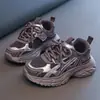 Novos Tênis Esportivos Duplos Infantis Outono 2026 para Meninos, Tênis Casuais Leves e Versáteis com Fecho de Velcro, Tênis Pai