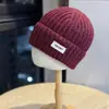 Novo Chapéu de Lã com Patch de Letra Simples para Mulheres no Outono e Inverno, Fashion e Versátil, Chapéu Pulôver Quente Casual para Viagem ao Ar Livre