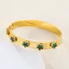 Directo de fábrica europeo y americano transfronterizo parche de acero de titanio hebilla de trébol de cinco hojas pulsera moda sentido de alta gama pulsera chapada en oro venta al por mayor