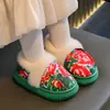 Pantuflas de algodón florales del noreste para niñas, nuevo modelo de invierno 2026, cómodas y ligeras, zapatos de algodón cálidos de felpa para el hogar para niños