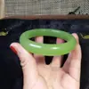 Pulsera de Jade Imitación Esmeralda de Guizhou de 13 mm Fuente de Puesto Callejero Tamaño Grande Tira Estrecha Imitación de Jade Hetian Varios Estilos de Color Fabricante de Pulseras de Regalo