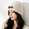 Chapéu de Tricô com Bordado de Letras Novo Outono e Inverno Feminino Casual Versátil Proteção contra Frio ao Ar Livre Chapéu de Proteção para Ouvidos Masculino de Lã para Frio Tendência