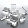 Base cuadrada acrílica transparente cubo de cristal sólido caja sorpresa soporte de exhibición para joyas y figuras, hecho a medida según su diseño