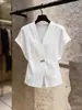 Top Feminino Branco de Manga Curta com Decote V de Luxo Leve Estilo Coreano, Novo Verão 2026 Top Slimming Texturizado que Marca a Cintura