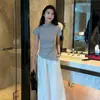 Conjunto de moda de peça única/Verão novo para mulheres: top de malha de manga curta justo com cordão + saia midi de cintura alta conjunto de duas peças para mulheres