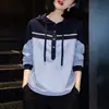 Camisa con capucha a rayas hecha a medida para mujer, nueva colección otoño 2026, con un diseño juvenil y un efecto adelgazante, perfecta como capa base