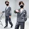 Conjunto de terno casual para meninos, nova coleção de outono 2026, terno infantil de tamanho médio e grande, conjunto de primavera e outono para crianças, casaco da moda com listras
