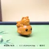 Pingente de sândalo e pau-rosa com padrão de ondas, apresentando um design infantil, pingente de animal, corrente para celular e acessórios de animal em sândalo.