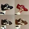 Novos sapatos estilo Forrest Gump com cadarços internos que aumentam a altura, tênis de treino alemães versáteis para mulheres, tênis retrô, design 2026, blocos de cor para primavera e outono