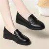 Sapatos Casuais de Couro Macio Confortáveis, Bico Redondo, Estilo Britânico, para Mães de Meia-Idade e Idosas, Sola Plana, Estilo Primavera e Outono