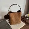 Bolso de hombro nuevo para mujer de otoño 2026 transfronterizo, bolso tipo cubo versátil retro a la moda con textura mate, para llevar en la mano y cruzado