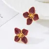 Un Par de Pendientes de Flor de Pétalo Elegantes y Compactos con Diseño de Esmalte Goteante para el Uso Diario para Mujeres
