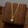 Colgante de bolsa de la suerte estilo Tiktok Collar de titanio y acero perla Cadena para clavícula de moda de lujo ligero para mujer Todo partido Nicho Hada suave Cadena de clavícula
