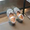 Elegantes zapatos Mary Jane brillantes con lazo para niñas, nuevo estilo dulce de princesa, modernos zapatos pequeños de piel para el uso diario del bebé