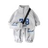 Conjunto de Inverno Infantil para Meninos Lindo Duas Peças Tendência 2025 Novo Conjunto de Moletom Esportivo de Veludo para Meninos com Bolsa Grátis