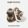 Sapatos para bebês e crianças pequenas, novo modelo de outono, sapatos casuais antiderrapantes de sola macia com estampa de leopardo para meninos, sapatos Forrest Gump para meninas, tênis versáteis