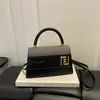 Otoño 2026 Nuevo Bolso de Mano Cuadrado Pequeño de Alto Valor Bolso de Hombro Cruzado Moderno Simple Versátil Bolso para Mujer al por Mayor