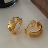 Pendientes de alta gama con hebilla de oreja de trébol de cuatro hojas con incrustaciones de diamantes para mujer, diseño hueco, pendientes antiguos de lujo ligeros retro de moda 2024