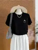 Camiseta de Manga Corta de Algodón Puro con Cuello Redondo y Hombro Derecho, Estilo Nuevo de Verano 2026 para Mujer, Moda Estilo Coreano, Top Negro Estampado