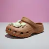 Sapatos furados femininos verão uso externo sola macia confortáveis chinelos de bico fechado antiderrapantes pisando em cocô sensação de meia chinelo 2026 novo estilo sandálias de praia