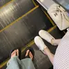 Tênis Casuais de Pele de Ovelha Estilo Ballet Macios e Doces com Bico Arredondado e Cadarço Plano de Cetim para Mulheres com Laço Sapatos de Treino Alemães