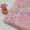 Tecido com Bordado de Borboleta e Flor em Malha de Lantejoulas, Tecido Bordado para Traje Tradicional Xiuhe, Bordado Completo em Computador de Poliéster