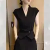 Chal de diseño estilo francés con cuello en V ajustado para mujer, nuevo top sencillo sin mangas Verano 2026